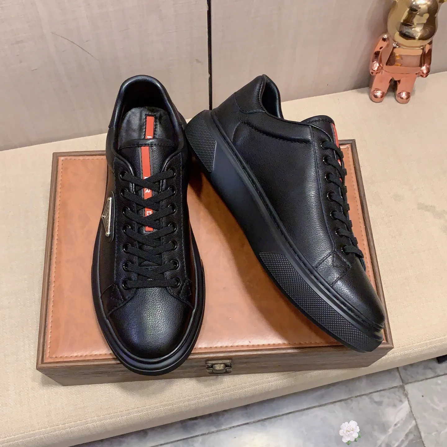 Men's men's shoes💰460💰💰🎩🎩[Lightning][Lightning] "PRADA*" The latest and most popular casual shoes, top brand [seduce] luxury ~ purchasing agency, top ~ quality. [Strong] The upper is made of imported breathable cowhide with material ➕ breathable sheepskin feet (•) and fine workmanship. The original stylish and stylish soft rubber wear-resistant and non-slip outsole is light and comfortable on the feet. The real thing looks better when photographed in person. 0128: Size: 38-44, 45 sizes can be customized, black, white